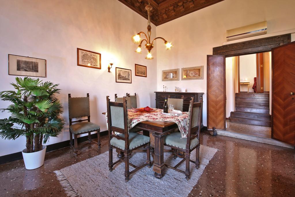 Appartamenti Inside Palazzo Foscarini Veneţia Exterior foto