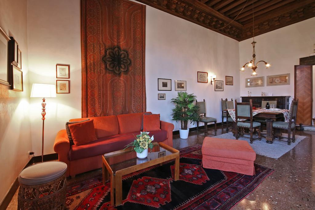 Appartamenti Inside Palazzo Foscarini Veneţia Exterior foto